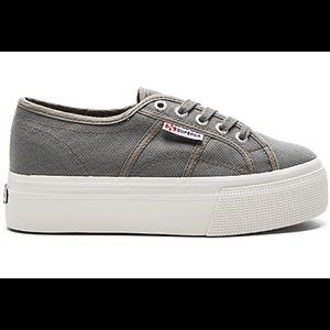 Grey platform Supergas